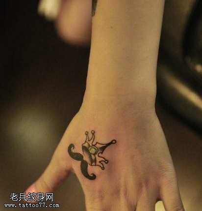 手部虎头小胡子与皇冠纹身图案