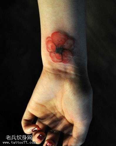 手臂红花朵纹身图案