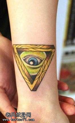 手腕唯美的全知之眼纹身图案