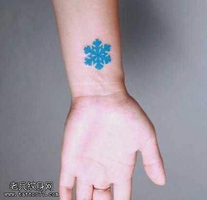 手腕时尚简单的蓝色雪花纹身图案
