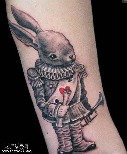 手臂小兔纹身图案