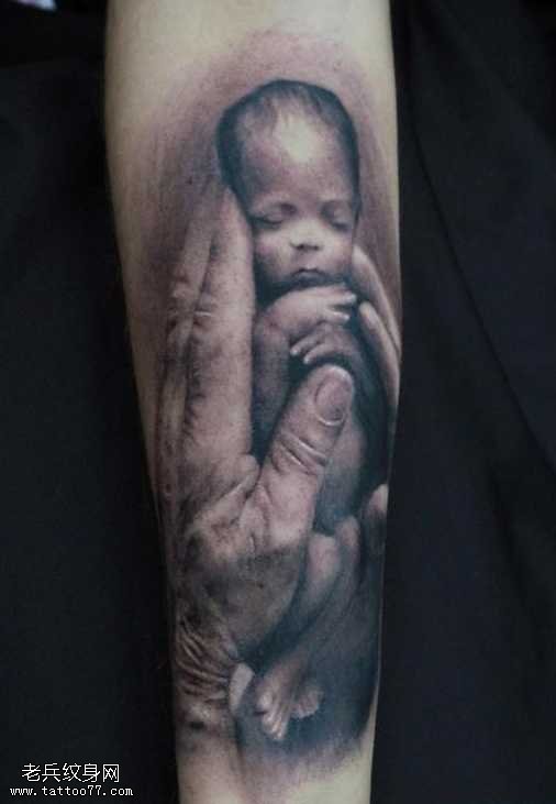 手臂可爱的婴儿纹身图案