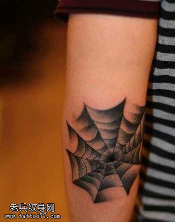 手臂胳膊潮流的蜘蛛网纹身图案