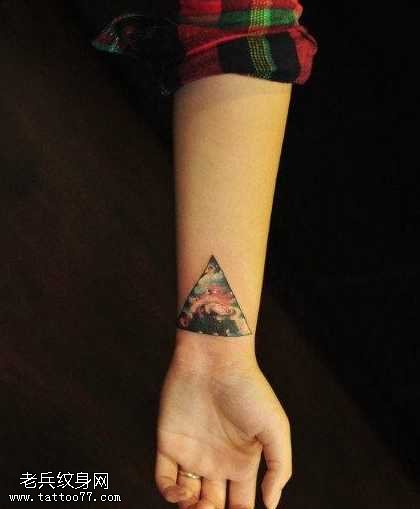 手腕精美的彩色三角星空纹身图案