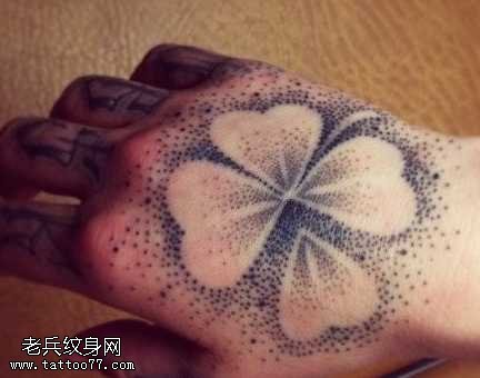 手臂潮流经典的点刺四叶草纹身图案