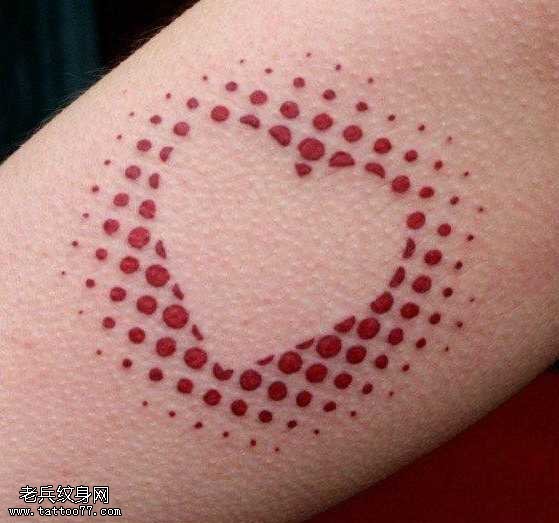 给大家欣赏一幅点状爱心纹身图案