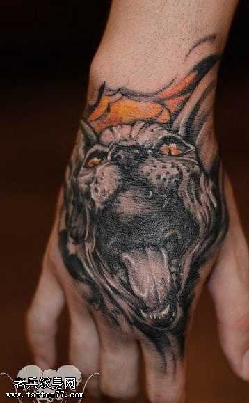 手背潮流很酷的一幅猫头纹身图案