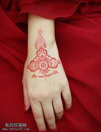 手背精美潮流的图腾花卉纹身图案