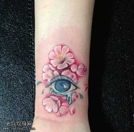 手腕精美潮流的眼睛花卉纹身图案
