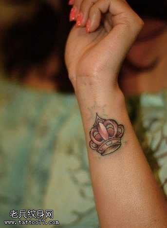 手腕小巧时尚的皇冠纹身图案