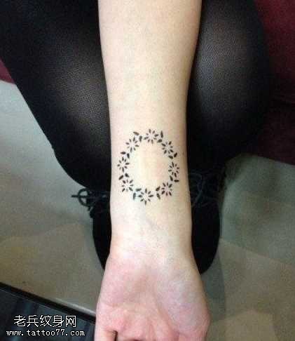 手臂小巧花图腾纹身图案