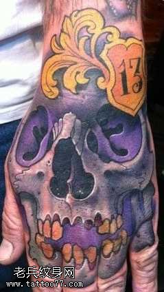 手背潮流帅气的彩色骷髅纹身图案
