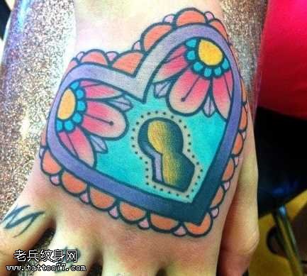 手背潮流经典的爱心锁纹身图案