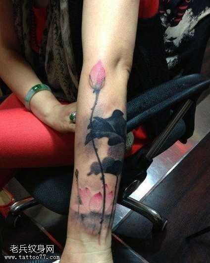 手臂时尚唯美的水墨莲花纹身图案