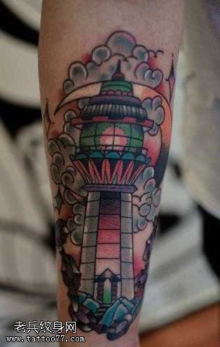 手臂灯塔纹身图案