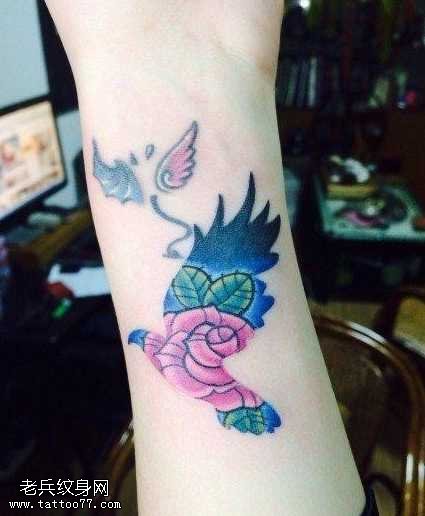 手臂小鸟玫瑰花纹身图案