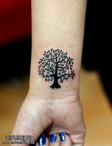 手腕小巧精美的小树纹身图案