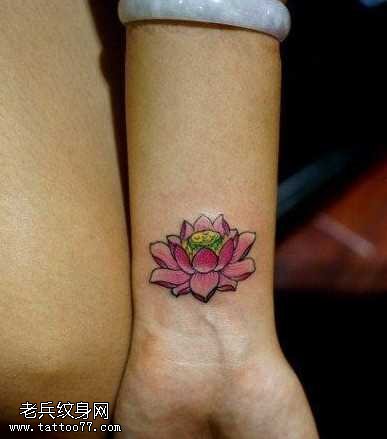 手腕小巧精美的粉莲花纹身图案
