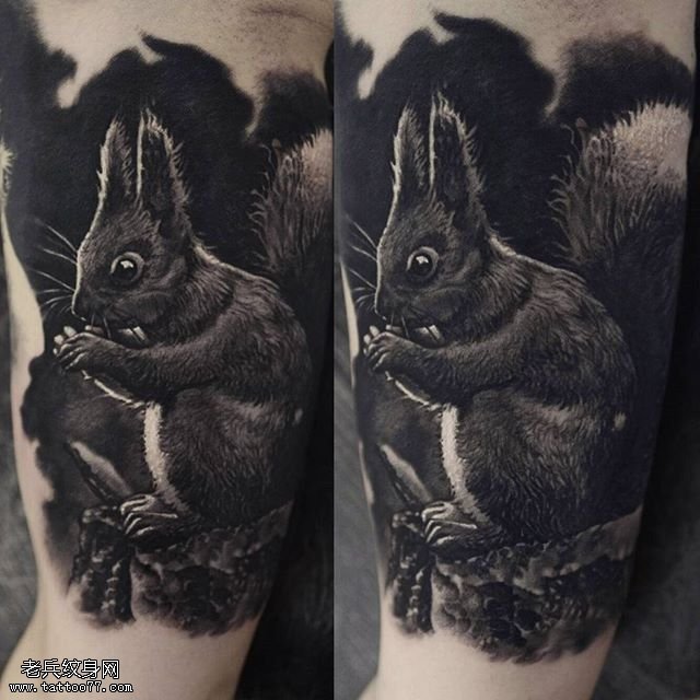 大臂写实小兔子纹身图案