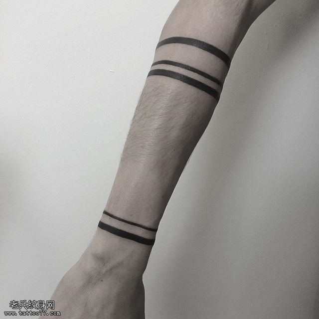 手臂经典黑灰臂环纹身图案