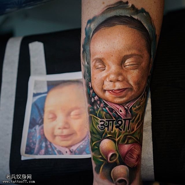 手臂上睡着的北鼻纹身图案