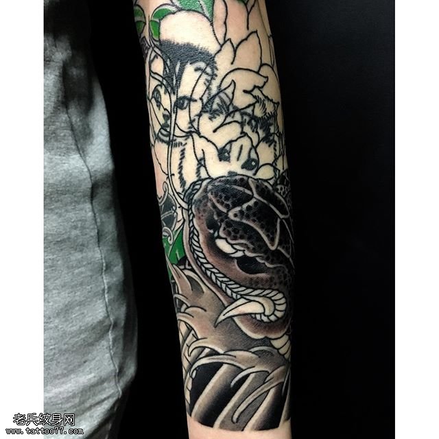 小臂点刺蛇图腾纹身图案