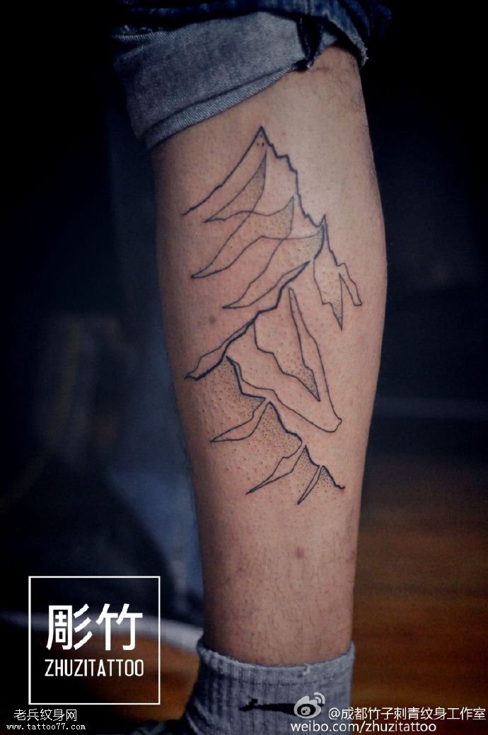腿部线条点刺山脉纹身图案