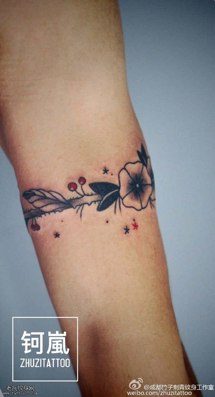 手臂水墨的花环纹身图案