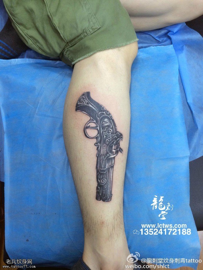 小腿写实手枪纹身图案