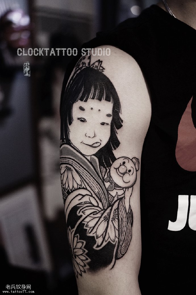大臂写实点刺宝宝肖像纹身图案