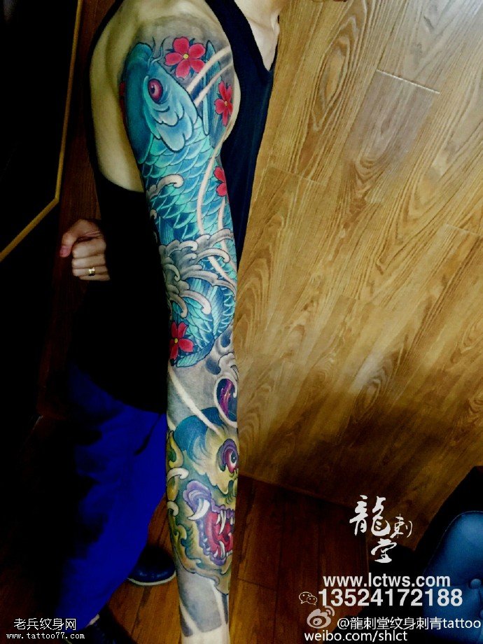 经典彩绘樱花锦鲤花臂纹身图案