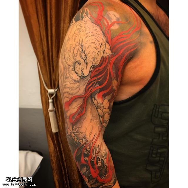 手臂经典一只白虎纹身图案