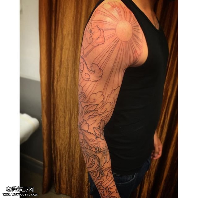 大臂经典点刺阳光普照纹身图案