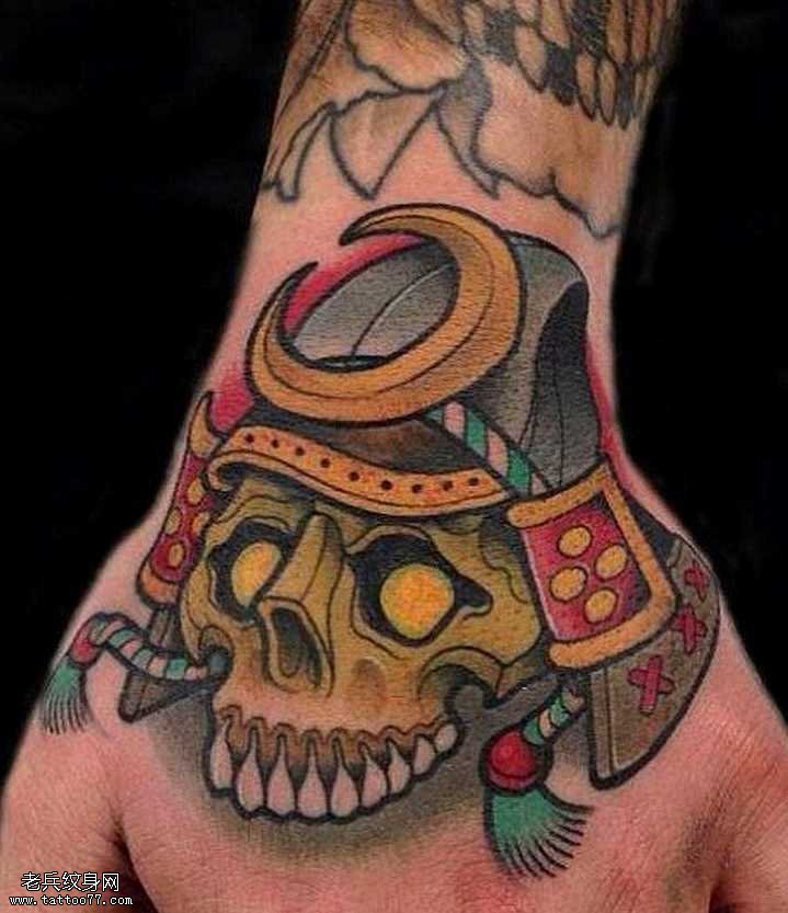 手背上一幅武士纹身图案