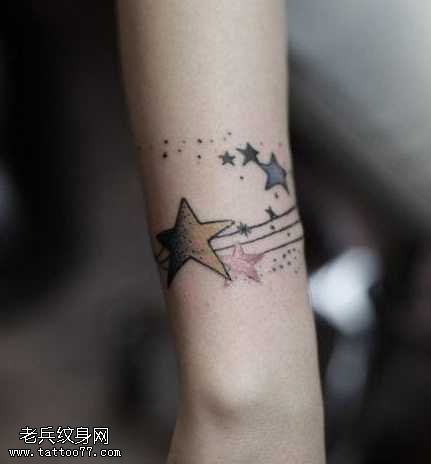 手腕时尚潮流的五角星纹身图案