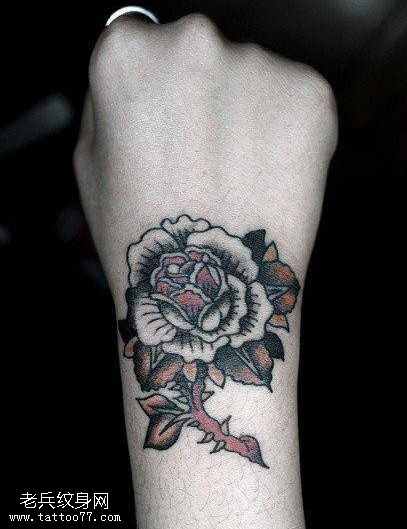 手腕唯美的玫瑰花纹身图案