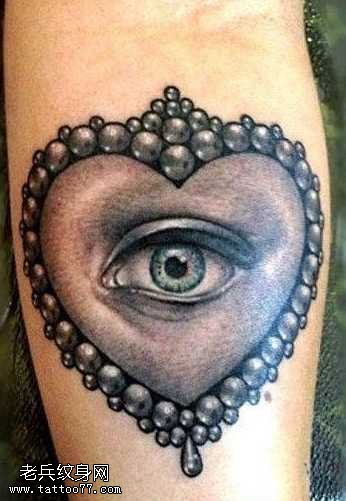 爱心眼睛纹身图案