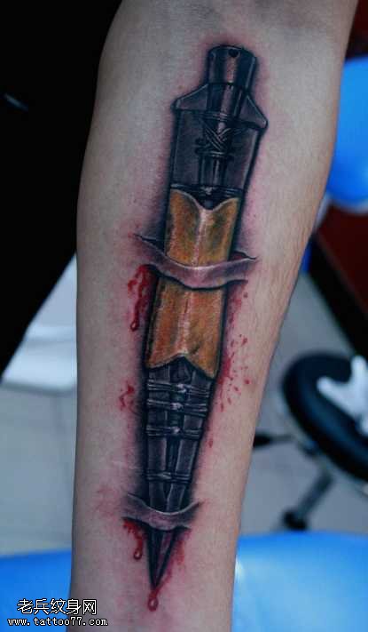 非常写实的穿皮匕首纹身图案