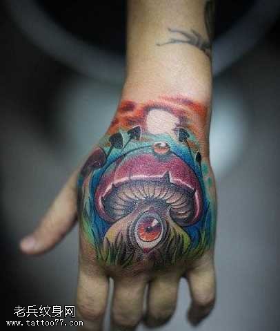 手背长眼睛的蘑菇纹身图案