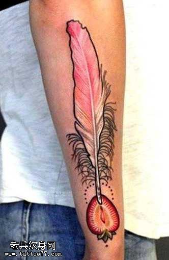 手臂粉红羽毛纹身图案