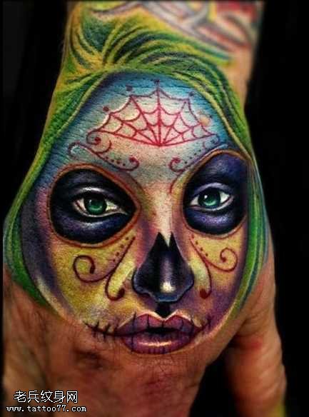 手背彩色的死亡女郎纹身图案