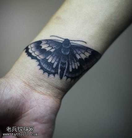 手腕时尚唯美的黑白蝴蝶纹身图案