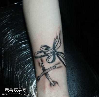 手腕唯美黑白蝴蝶结纹身图案