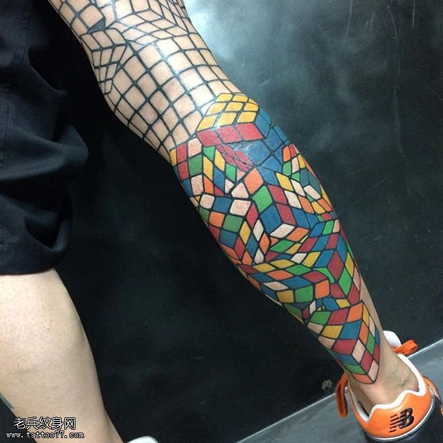 小腿彩绘的魔方纹身图案