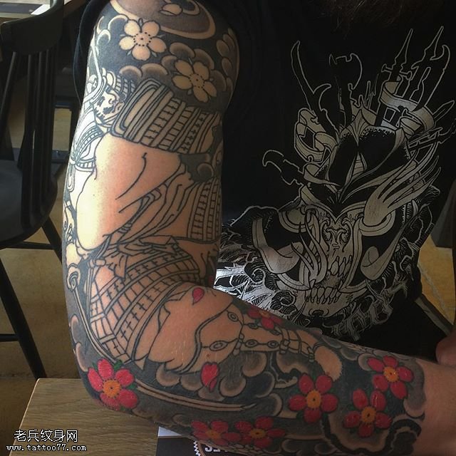 手臂经典武士樱花纹身图案