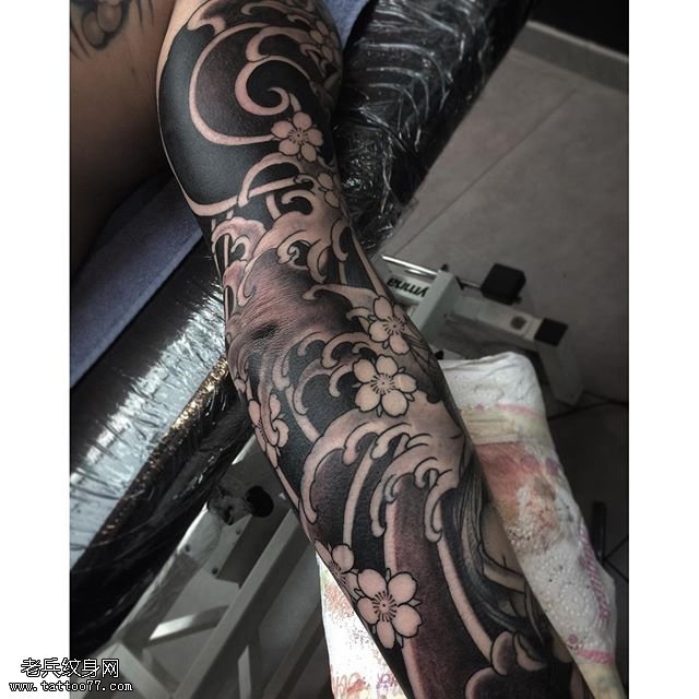 手臂经典图腾海浪樱花纹身图案