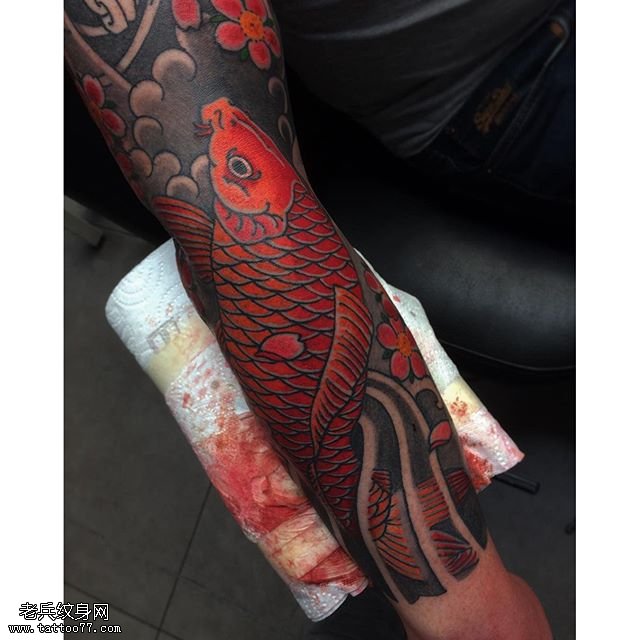 手臂经典彩绘樱花锦鲤纹身图案