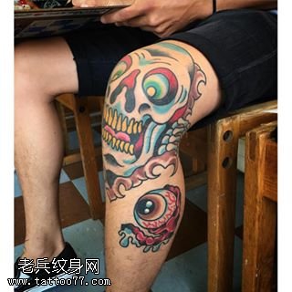 膝盖上的彩色骷髅纹身图案
