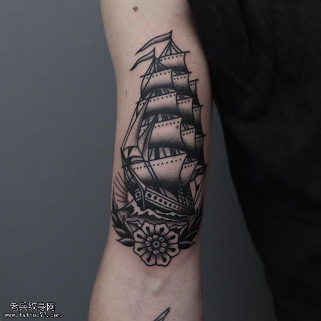 手臂上经典帆船纹身图案