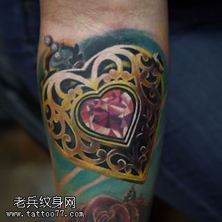 手臂彩绘的宝石心纹身图案